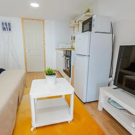 Cozy Studio In Akacfa Street Apartment Budapest