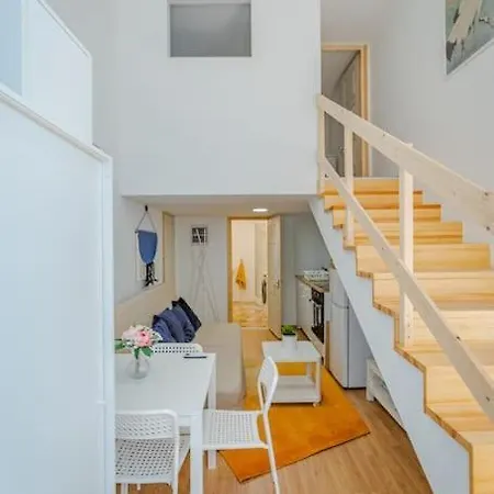 Cozy Studio In Akacfa Street Apartment Budapest