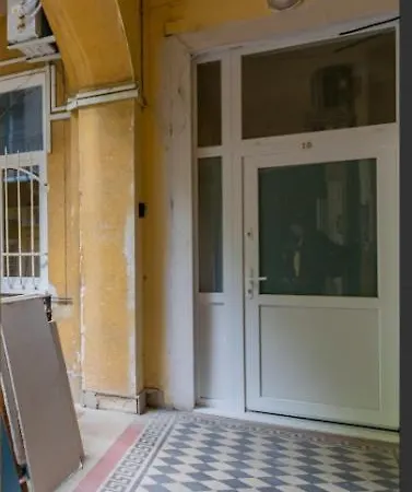 Cozy Studio In Akacfa Street Apartment Budapest